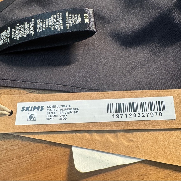 SKIMS Onyx Ultimate Push Up Plunge Bra - Picture 6 of 7